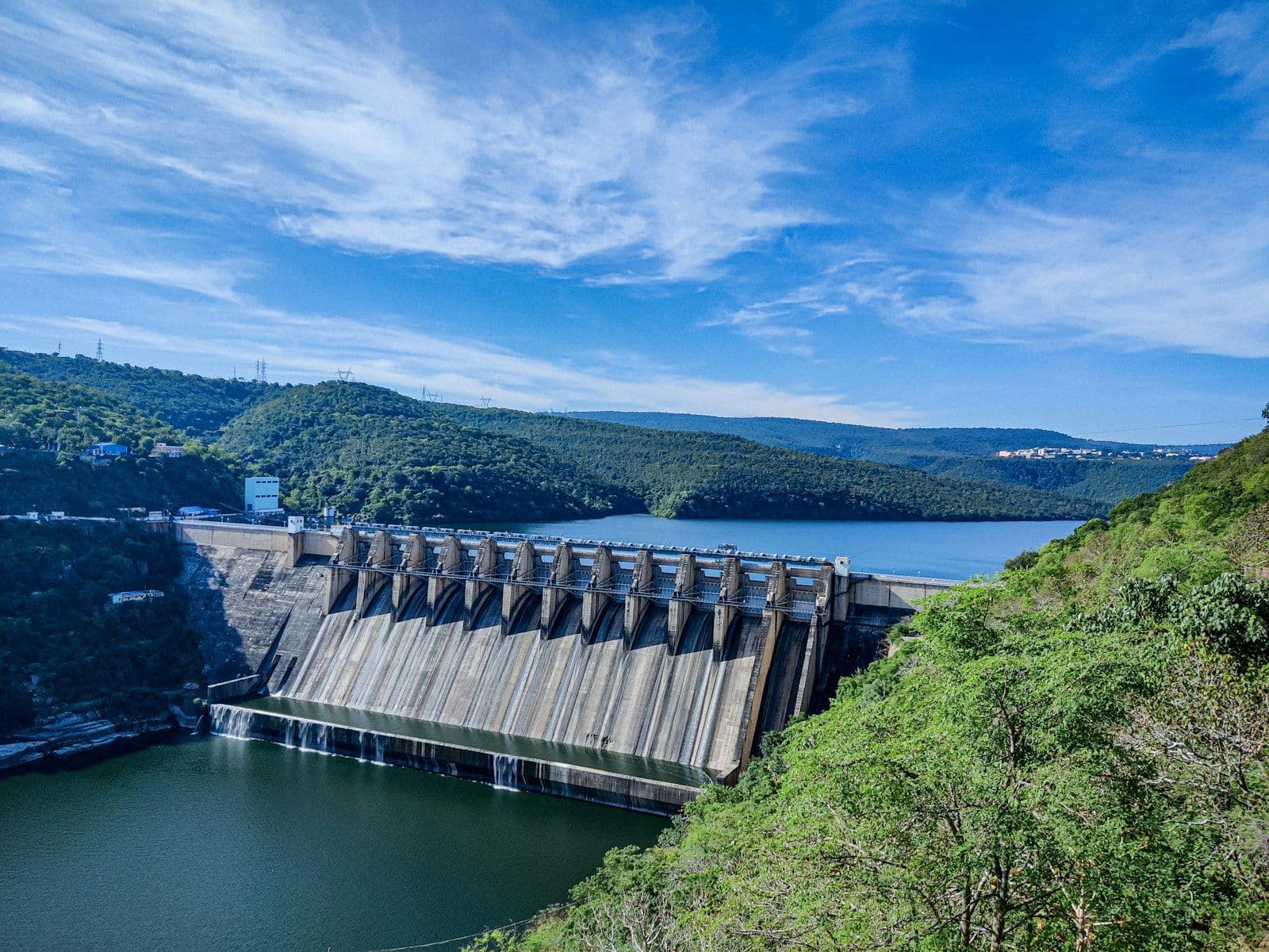 Represa hidrelétrica sob céu azul