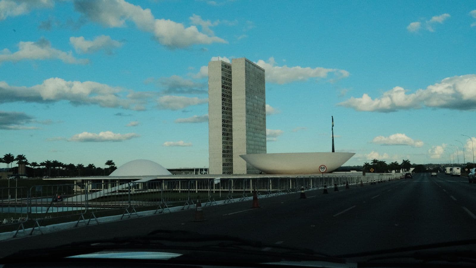 Congresso Nacional do Brasil sob céu azul